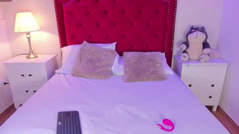 Snapshot of sara_collinss__ chatting on 11/10/25, 11:31 SARA online show from 11/10/25, 11:31