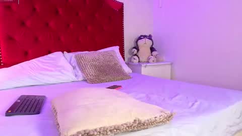 Snapshot of sara_collinss__ chatting on 11/15/25, 11:40 SARA online show from 11/15/25, 11:40