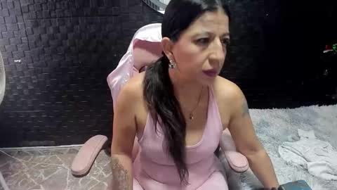 Snapshot of sara_hot_2 chatting on 11/17/25, 12:11 no limits sarah online show from 11/17/25, 12:11