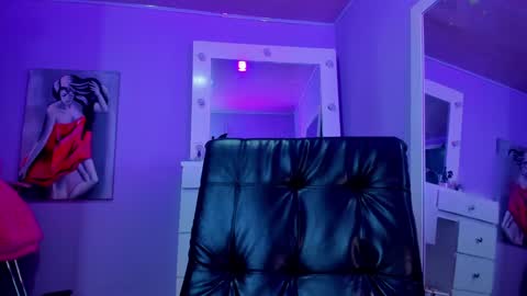 Snapshot of sara_leenn chatting on 12/14/24, 06:56 online show from 12/14/24, 06:56