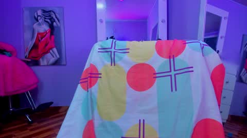 Snapshot of sara_leenn chatting on 12/14/24, 10:02 online show from 12/14/24, 10:02