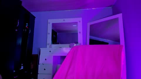 Snapshot of sara_leenn chatting on 01/06/25, 08:03 online show from 01/06/25, 08:03