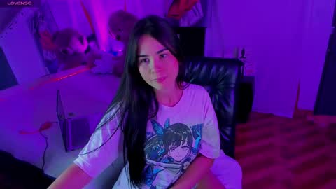 Snapshot of sara_leenn chatting on 02/14/25, 04:47 online show from 02/14/25, 04:47