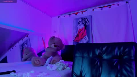 Snapshot of sara_leenn chatting on 02/14/25, 10:25 online show from 02/14/25, 10:25