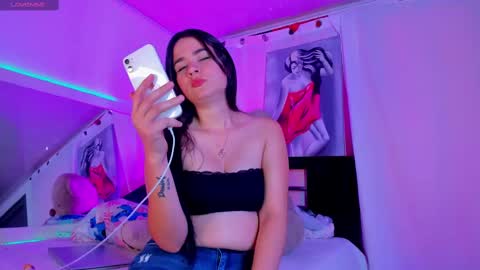 Snapshot of sara_leenn chatting on 02/24/25, 04:26 online show from 02/24/25, 04:26