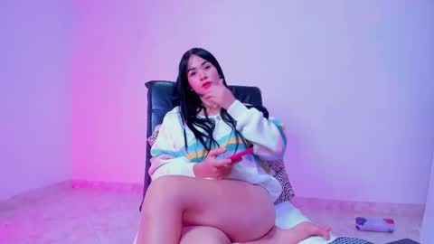 Snapshot of sara_leenn chatting on 09/14/25, 06:01 online show from 09/14/25, 06:01