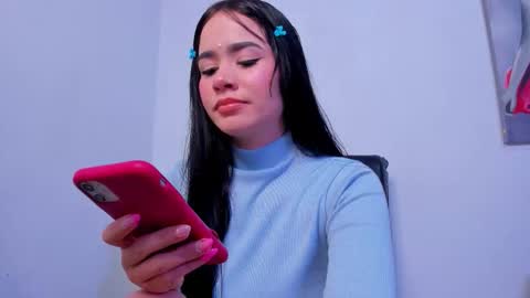 Snapshot of sara_leenn chatting on 11/13/25, 06:01 online show from 11/13/25, 06:01