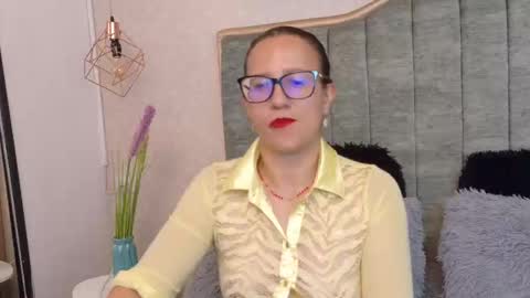 Snapshot of sara_marrison_ chatting on 09/25/25, 12:03 sara_marrison_ online show from 09/25/25, 12:03