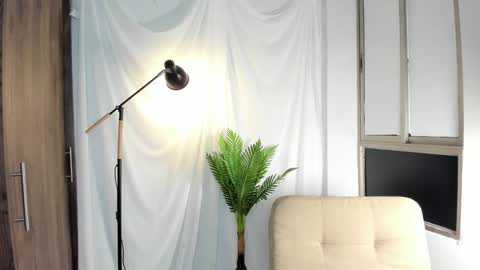 Snapshot of sara_milks chatting on 12/11/24, 12:02 SARA M. online show from 12/11/24, 12:02