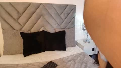 sara_owens7 online show from 10/22/25, 01:50