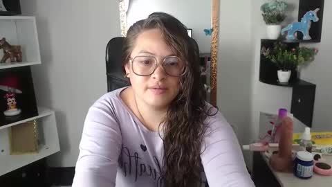 sara_thonson_ online show from 02/04/25, 03:00
