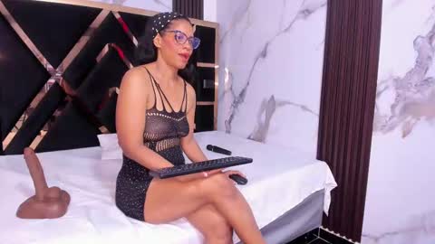 sara_tourner online show from 10/10/25, 11:42