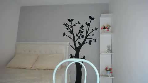 Snapshot of sara_tris chatting on 10/17/25, 01:42 Sara online show from 10/17/25, 01:42