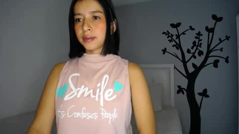 Snapshot of sara_tris chatting on 10/22/25, 01:39 Sara online show from 10/22/25, 01:39