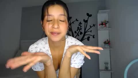 Snapshot of sara_tris chatting on 11/11/25, 01:49 Sara online show from 11/11/25, 01:49