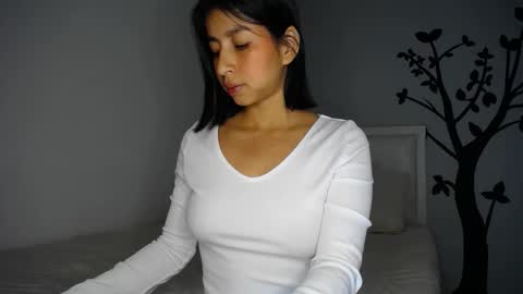 Snapshot of sara_tris chatting on 11/15/25, 01:25 Sara online show from 11/15/25, 01:25