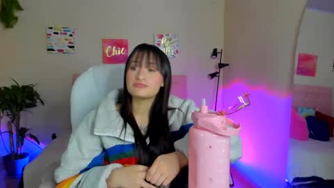 Snapshot of saraa_ramirez chatting on 12/18/24, 07:36 Sarah Ramirez online show from 12/18/24, 07:36