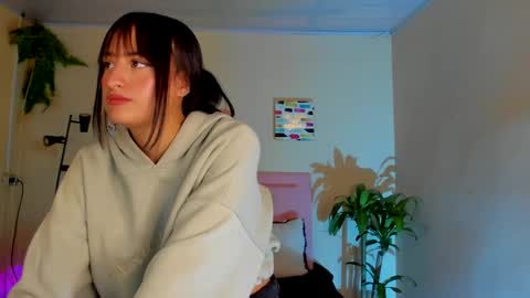 Snapshot of saraa_ramirez chatting on 02/15/25, 02:44 Sarah Ramirez online show from 02/15/25, 02:44