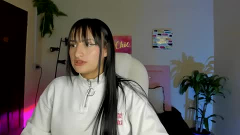 Snapshot of saraa_ramirez chatting on 02/17/25, 05:43 Sarah Ramirez online show from 02/17/25, 05:43