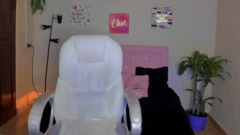 Snapshot of saraa_ramirez chatting on 02/19/25, 02:44 Sarah Ramirez online show from 02/19/25, 02:44