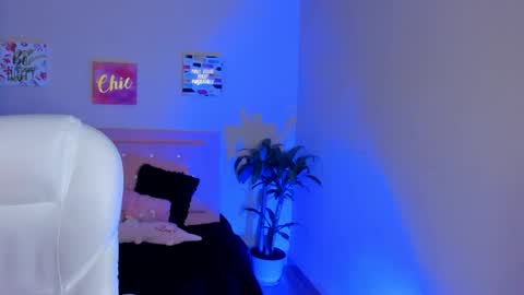 Snapshot of saraa_ramirez chatting on 02/22/25, 11:24 Sarah Ramirez online show from 02/22/25, 11:24