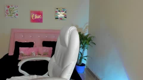 Snapshot of saraa_ramirez chatting on 02/25/25, 05:36 Sarah Ramirez online show from 02/25/25, 05:36