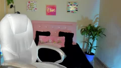 Snapshot of saraa_ramirez chatting on 02/26/25, 11:52 Sarah Ramirez online show from 02/26/25, 11:52