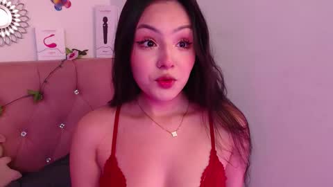 Snapshot of saraa_swett chatting on 09/25/25, 04:00 online show from 09/25/25, 04:00