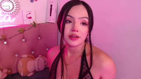 Snapshot of saraa_swett chatting on 10/03/25, 02:25 online show from 10/03/25, 02:25