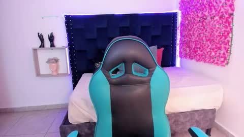 Snapshot of saraapril_1 chatting on 10/23/25, 09:57 SARAHGIL online show from 10/23/25, 09:57