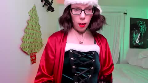 Snapshot of saradesirexo chatting on 12/10/24, 02:05 Sara Desire online show from 12/10/24, 02:05