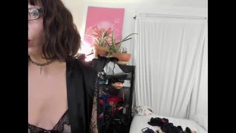 Snapshot of saradesirexo chatting on 02/21/25, 01:33 Sara Desire online show from 02/21/25, 01:33