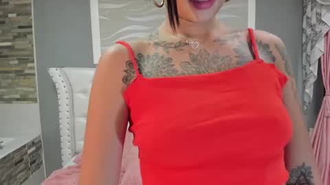Snapshot of sarah_curtis chatting on 02/05/25, 12:20 Sarah online show from 02/05/25, 12:20