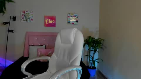 Snapshot of sarah_ramirez777 chatting on 02/15/25, 11:39 Sarah Ramirez online show from 02/15/25, 11:39