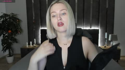 Snapshot of sarah_soul chatting on 12/15/24, 12:51 Sarah online show from 12/15/24, 12:51