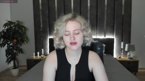 Snapshot of sarah_soul chatting on 12/16/24, 12:59 Sarah online show from 12/16/24, 12:59