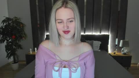 Snapshot of sarah_soul chatting on 12/23/24, 12:57 Sarah online show from 12/23/24, 12:57