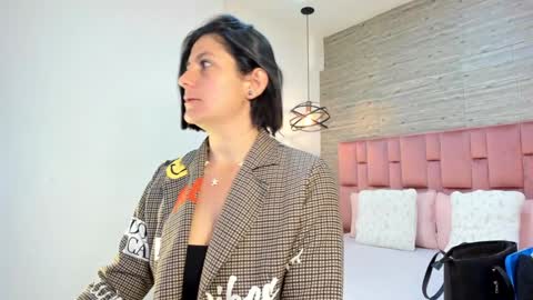 Sarah Deyvis online show from 01/16/25, 01:47