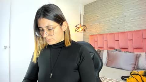 Sarah Deyvis online show from 10/17/25, 05:15