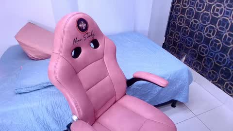 Snapshot of sarak_ chatting on 01/15/25, 11:53 Sara online show from 01/15/25, 11:53