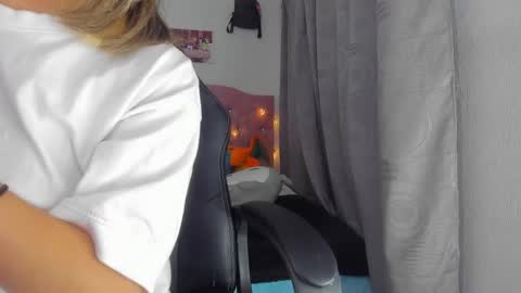 Snapshot of saralolo420 chatting on 01/10/25, 02:57 sara online show from 01/10/25, 02:57