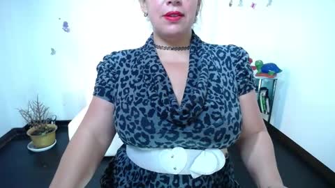 Snapshot of saralovens chatting on 12/18/24, 06:57 Saraloves online show from 12/18/24, 06:57