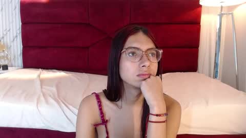 Snapshot of sarasaenz_99 chatting on 02/21/25, 01:44 Sara online show from 02/21/25, 01:44