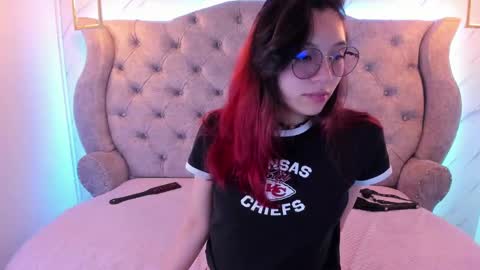 Snapshot of sarasaenz__ chatting on 12/19/24, 03:08 online show from 12/19/24, 03:08