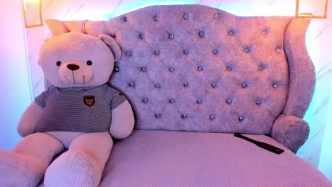 Snapshot of sarasaenz__ chatting on 02/12/25, 02:43 online show from 02/12/25, 02:43
