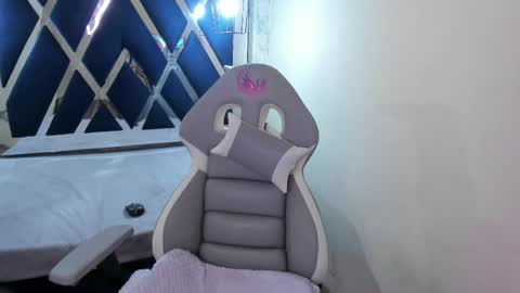 Snapshot of sarasaenz__ chatting on 02/18/25, 05:31 online show from 02/18/25, 05:31