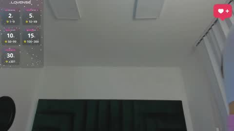 Snapshot of sarawagner_ chatting on 09/15/25, 12:10 online show from 09/15/25, 12:10