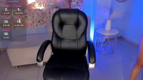 Snapshot of sarawinstone_ chatting on 01/11/25, 10:51 Sara Winstone online show from 01/11/25, 10:51