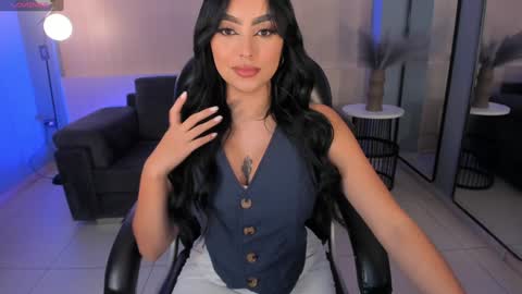 Snapshot of sarawinstone_ chatting on 01/26/25, 11:28 Sara Winstone online show from 01/26/25, 11:28