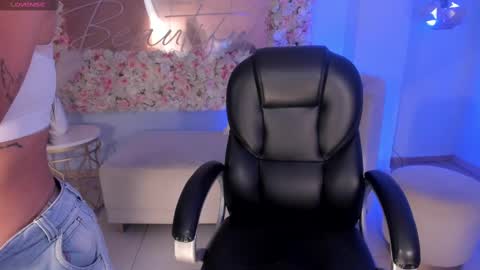 Snapshot of sarawinstone_ chatting on 03/02/25, 11:29 Sara Winstone online show from 03/02/25, 11:29